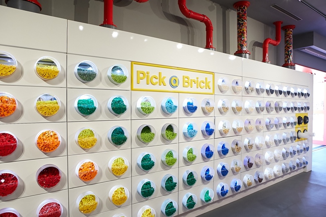 専用カップに好きな色や形のレゴ®ブロックを選んで詰めて購入することが出来る「Pick a Brick(ピック ア ブリック)」。大ききカップ￥3000、小さいカップ￥2000