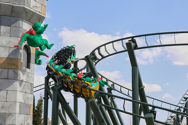 たくさんの動くレゴ®モデルを通り抜ける「ザ・ドラゴン」