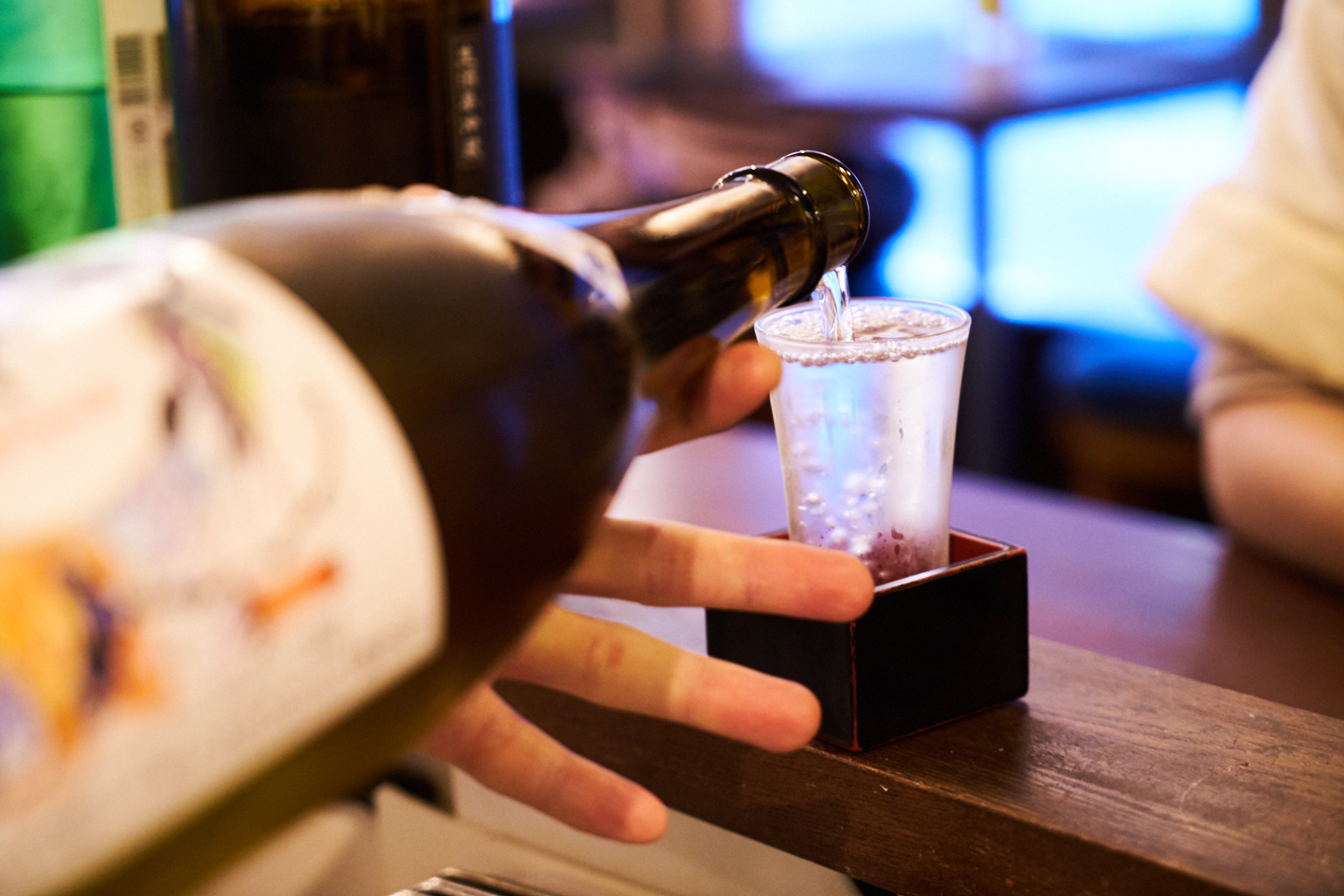 最初の一杯は、ガス感のあるタイプのお酒が人気。こちらは「澤屋まつもと 純米吟醸しぼりたて」。新酒が出回る季節ならではの、フレッシュな味わい。日本酒は一杯120mlで提供している