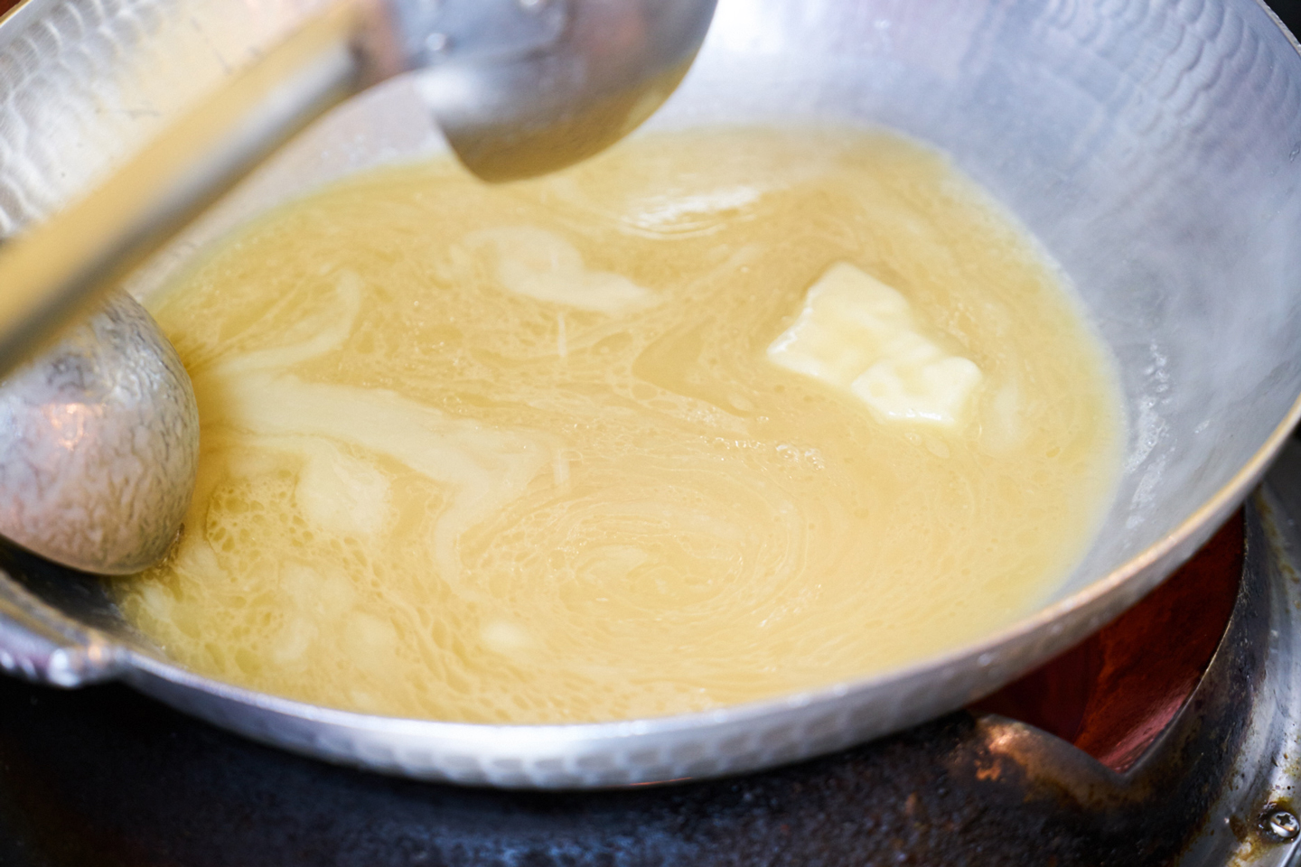 スープは牛骨100％。一度に30kg仕入れ、手間ひまと時間をかけて甘みと旨みをじっくり抽出していくのだとか
