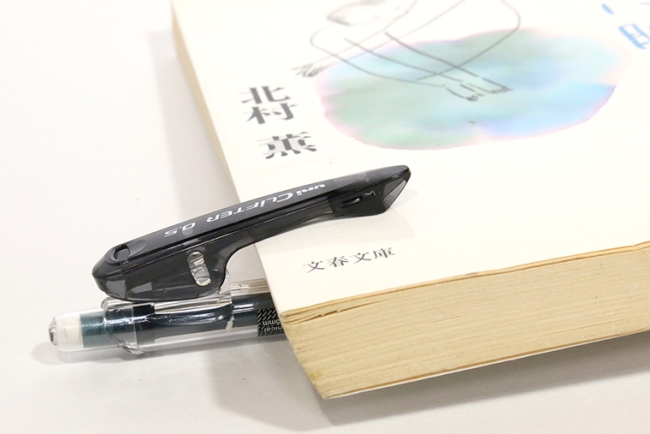 ↑厚さ1cm強の文庫本でもこのとおり。ペンのクリップとしての実力は現時点で世界最強だろう