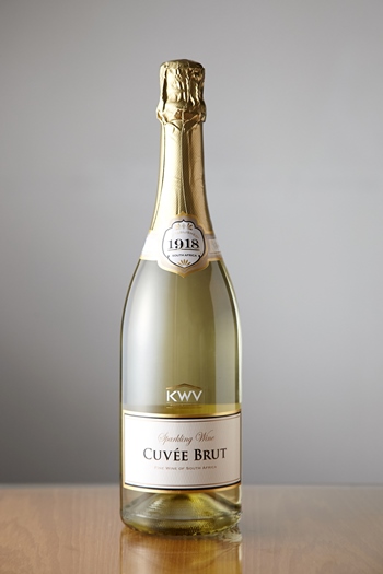 KWV「キュヴェ ブリュット」はシュナン・ブラン種を主体とした、シャープな切れ味を持った辛口のスパークリングワイン。繊細な泡立ちも美しく、フレッシュな果実味も楽しめます。