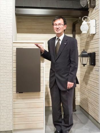 1992年から宅配ボックスの開発に携わってきたパナソニック エコソリューションズ社の高橋弘喜さん。 「電気を使わないので既に建築済の家にも設置できるのが強みです」と語る 