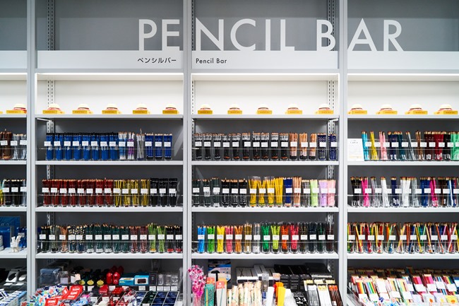 300種類、約5,000本の鉛筆が並ぶ『ペンシルバー』は圧巻。世界各地の鉛筆20ブランドが揃う