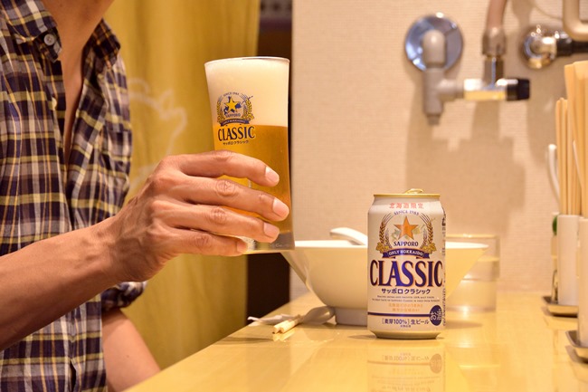 「サッポロクラシック」（￥400）。北海道限定で発売されているこの缶ビールを特別に取り寄せ、提供するという心意気も素敵です。北海道出身の方はぜひこのビールも！
