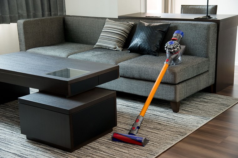 吸引力が持続するサイクロン式❣フルフラットヘッドでテーブル下も楽々