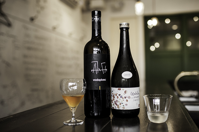 左が永島さんに持ってきていただいたイタリアワイン「ヴィトフスカ」。右は千葉さんが「この話の流れなら、これかな」と冷蔵庫から取り出した、マロラクティック発酵の日本酒「山形正宗 純米吟醸 まろら」。