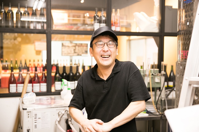 滋賀県の「ヒトミワイナリー」で経験を積んだ、醸造部長の上野浩輔さん。