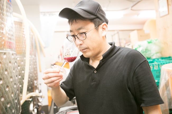 「タンク内のワインをこまめにモニタリングすることが、とても大切」と上野さん。