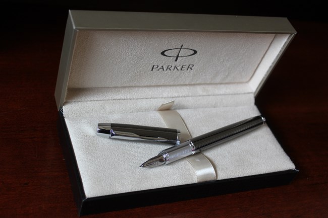 キャップ付きのペンは、キャップを外した状態でも撮影。これは、このペンのブランド「パーカー」の象徴にもなっているクリップのデザインもしっかり見えるように。