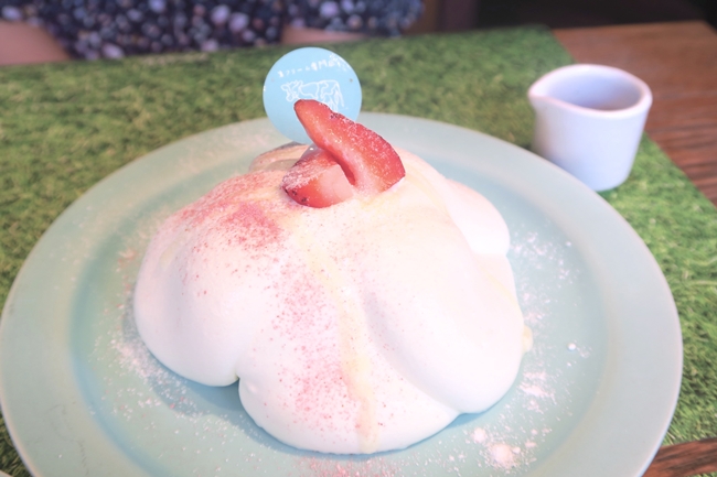 ミルキークリームと苺のシフォンケーキ（1058円）