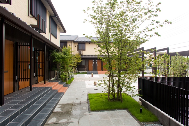 中庭から歩を進め、各居住棟へ。植栽と石造りの通路による奥まった雰囲気は、京都の路地をイメージした作り