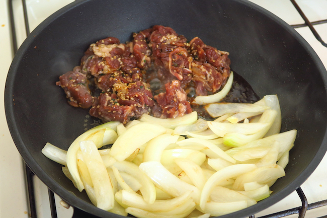 肉に醤油をしっかり馴染ませてから玉ねぎと混ぜて炒めます。こうすれば味がきちんと染み込むのです