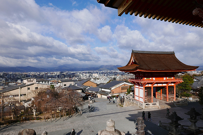 ↑傾斜地に建つ清水寺ならではの眺望。写真の右下手に見えるのは正門である「仁王門」で、その先に京都の街を一望。左手には京都タワーも望める。