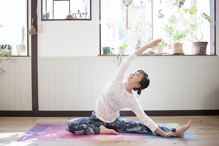 顔と体の むくみ をスッキリ排出 無理せず続く ながらストレッチ Living アットリビング