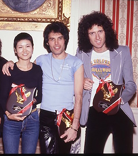 左から東郷さん、フレディ、ブライアン（1978年ニューオリンズでの取材時） （写真提供／東郷かおる子さん）