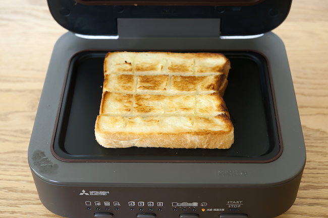 三菱電機ブレッドオーブン＜焼き上がり＞とろけたバターの甘い香りと食パンのこんがりした色味が食欲をそそる。トーストというより、今、焼き上がったばかりのようなふんわり感。