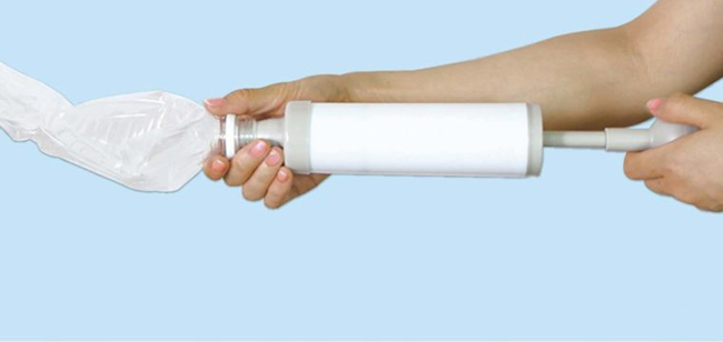 ペットボトルを片手で固定しながら、ポンプを押し引きして空気を吸引、潰していくという仕組みです。