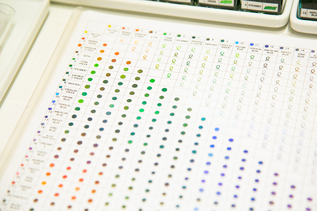 インクを1:1で混色した場合の色合いを一覧にしたカラーチャート。色選びに悩むのも楽しい。／万年筆「インクラボ」