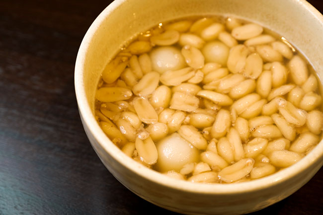 ピーナッツの煮汁から作った温かくて甘い「花生湯」（750円）は、台湾の冬には欠かせないスープだ。
