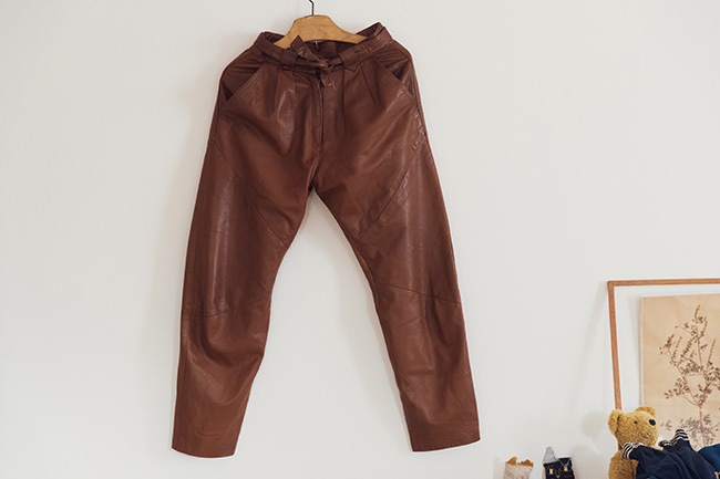 「『JANTIQUES』で購入したレザーパンツは、サイズ感がぴったりの運命の一着。軽くて柔らかくて最高です」