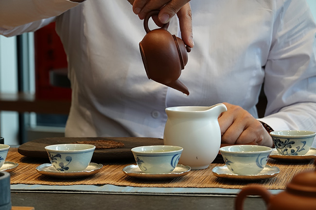 お湯の温度や空気の含ませ方などをコントロールする茶師はまさにお茶のプロフェッショナル。淹れ方ひとつで味わいも大きく変わる。