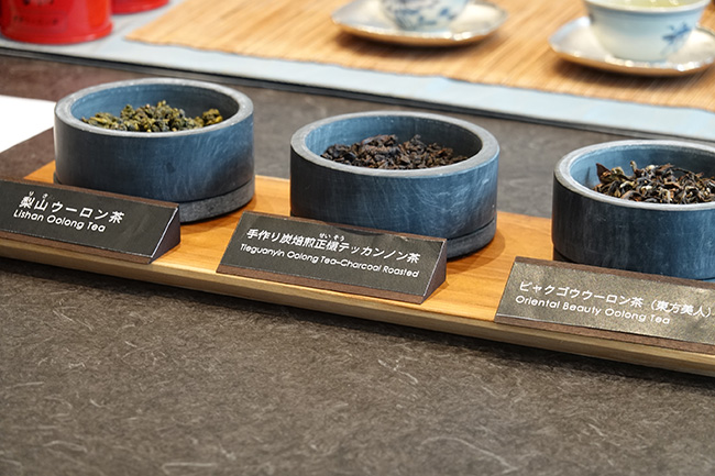 高山ウーロン茶は茶葉が採れる畑の標高によっても香りが味わいが異なり、高い場所で採れるほど値段も高くなるそうだ。