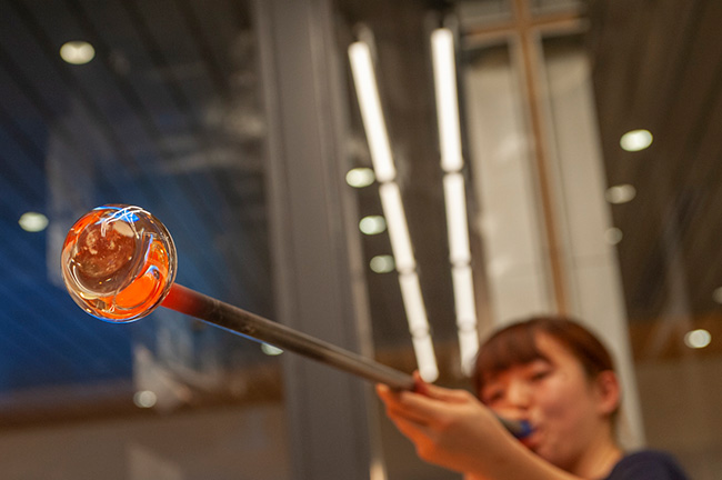 「日本橋玻璃工房」では、自分で色や形を選んで吹きガラスが楽しめる。