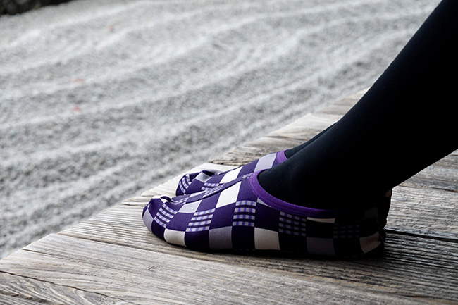 その名も「京の冬の足袋」。内側が起毛で、靴下の上から履け、足裏には滑り止めも付いている親切設計。