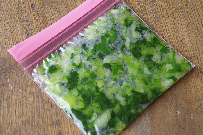 小松菜は、さっと湯がき、切って冷凍しておいたものを、凍ったまま温かいごはんにのせただけ。