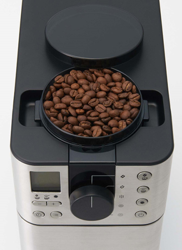 フラットカッターミルは豆を均一に挽くので、雑味が出にくいのが特徴。また挽くときに摩擦熱が出にくく、コーヒー本来の香りが引き立ちます。