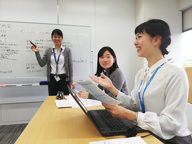 「女性活躍推進プロジェクト“Weチャレンジ”」の会議風景。