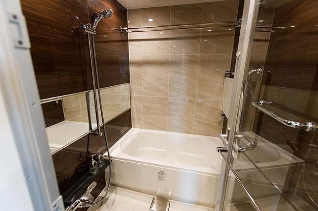 浴室乾燥に対応したバスルーム。広々としたバスタブや大きなミラーなど、窓はなくとも閉塞感はゼロ。高級感がありながらも機能的につくられています。