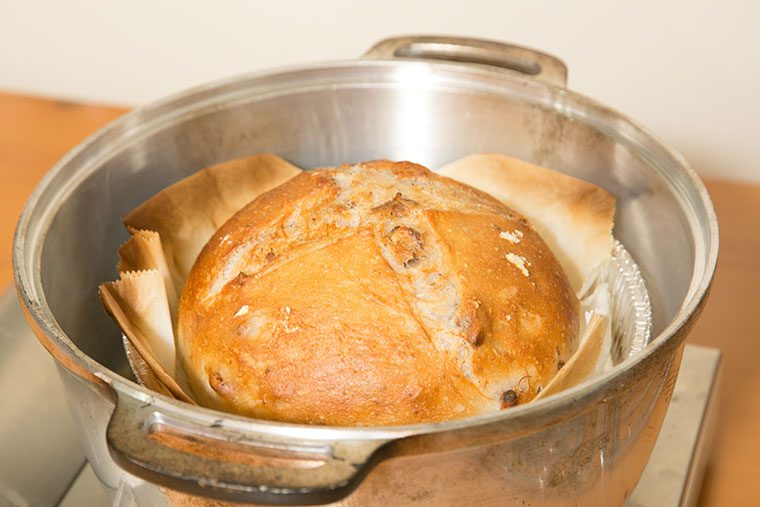 フライパン 炊飯器 無水鍋でパン作り オーブンなしで美味しいパンを焼く方法 Living アットリビング