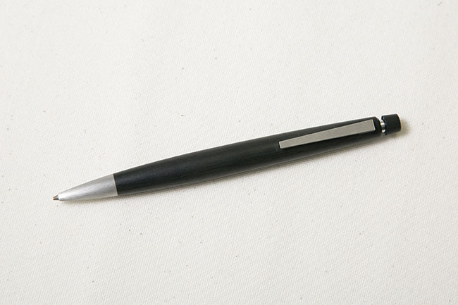 こちらはラミー 2000のペンシル。ほかにローラーボールペン、ボールペン、4色ボールペンなども展開。