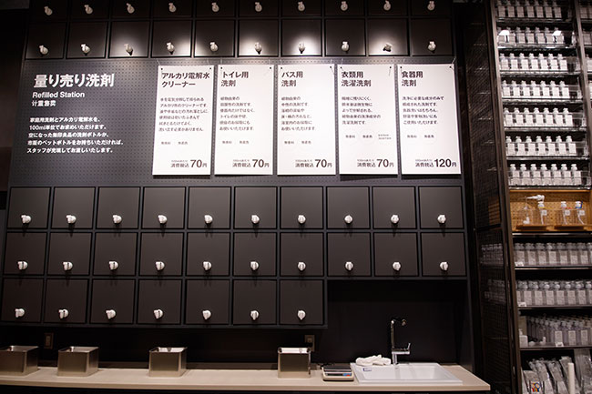 3階の目玉はなんといっても東京有明店の限定サービス「洗剤の量り売り」。