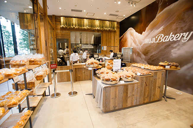 売場面積は銀座店の「MUJI Bakery」の約2倍。クリームパンやあんクロワッサンなど、ほぼすべてのパンが揃う。