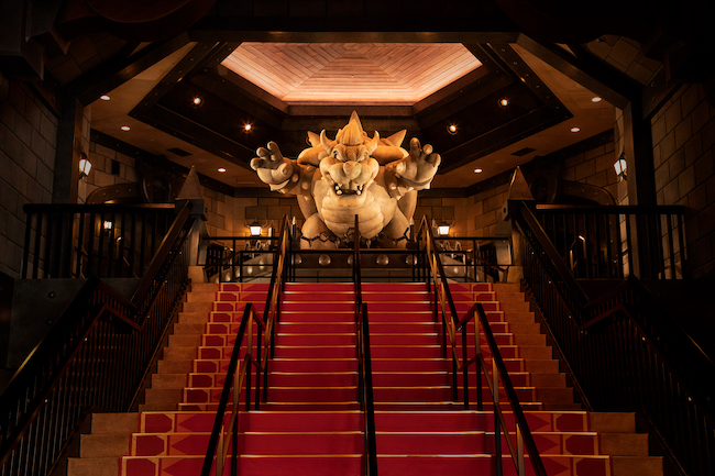 赤絨毯が敷かれた階段の上には、巨大なクッパ像。すごい迫力！ でも、ここを通らないとカート乗り場には行かれません。（写真提供＝ユニバーサル・スタジオ・ジャパン）