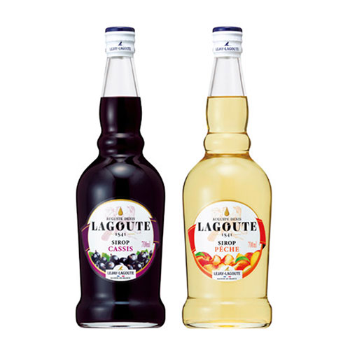 「ラグート カシス」(右)と「ラグート ピーチ」(右)。ともに1450円で、アルコール度数が約0.5％のシロップです。
