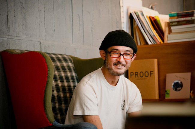 『本の読める場所を求めて』著者で、「fuzkue」店主の阿久津 隆さん。2016年から毎日綴られているブログ『読書日記』は、メールマガジン（月額880円）で読むことができます。