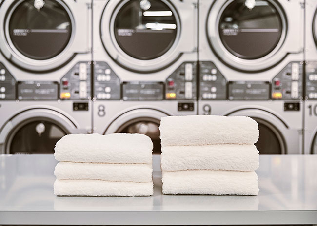 右が乾燥機を使って乾かしたタオル。左の不使用のタオルとふわふわ感の違いは一目瞭然。