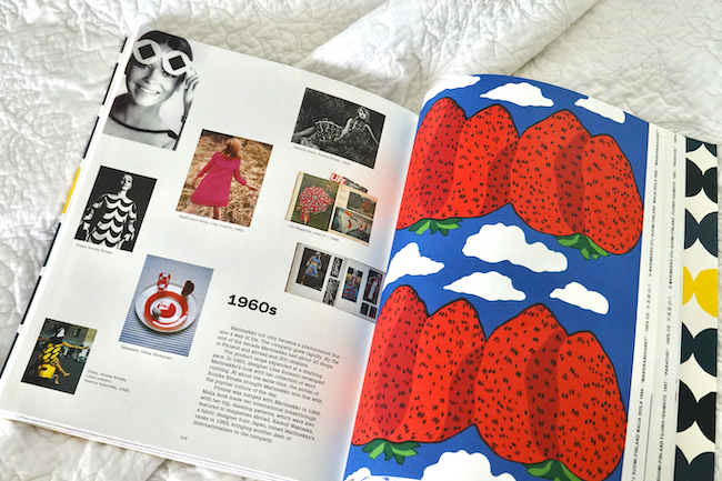 マリメッコは1960年代に大きく飛躍。海外の雑誌から着想を得たパターンや、日本人デザイナーの感性によっても、国際色がもたらされた。