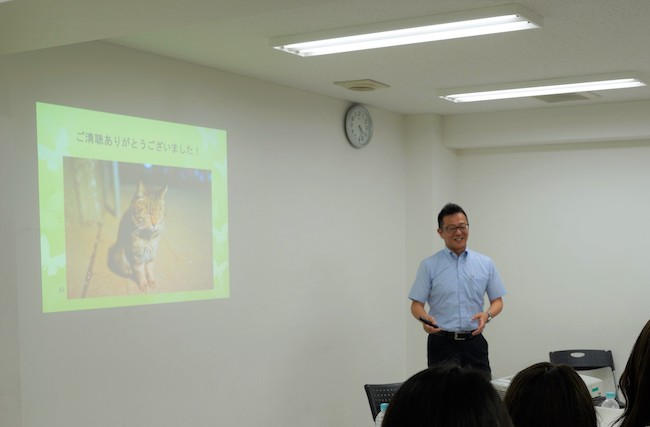子どもたちに動物愛護についての講演を行う廣瀬さん。