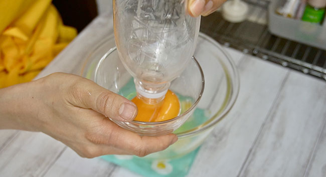 卵黄をわける際、炭酸飲料が入っていたような弾力性の高い空ペットボトルを使うと簡単。ペットボトルをへこませた状態で卵黄に近づけ、へこみを緩めると空気圧で卵黄だけが吸い取れます。また、もう一度へこますことで、ペットボトル内に吸い取られた卵黄を潰さずに押し出すことができます。