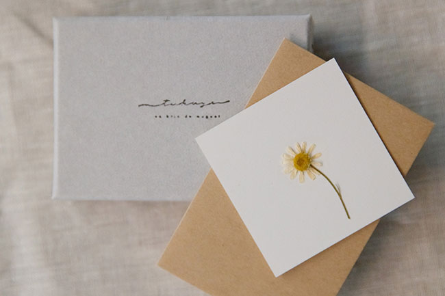 アクセサリーはオリジナルのボックスに入れて、自分で押し花をして作ったカードを添えて発送。隅々まで心を込めて。
