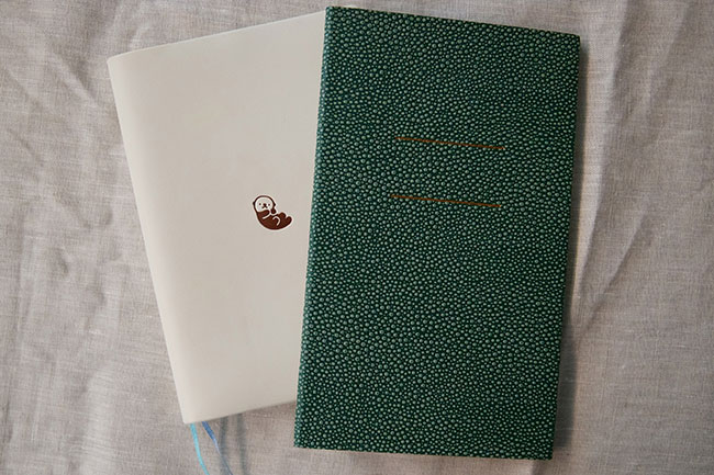 右が「パピエラボ」で購入したノート。ラッコの絵のノートは「ロフト」で。「中がベルリンの紙が使われているんです。その質感が好き」とyukinoさん。