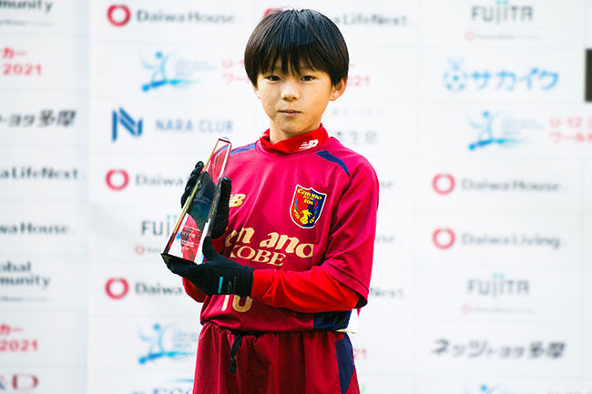 大会MVPを獲得したセンアーノ神戸ジュニアの片山祥汰選手。大会を通じて攻撃陣をリードし、決勝では2ゴールを奪って初優勝に貢献！