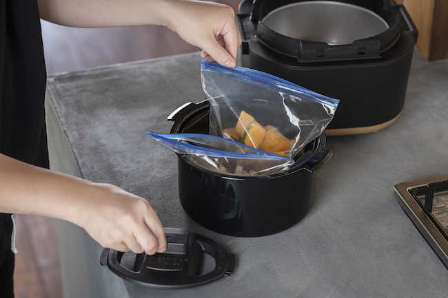 通常の調理のほか、食材と調味料を入れたジッパー付き食品保存袋を鍋に入れて調理する「パック調理」も可能です。