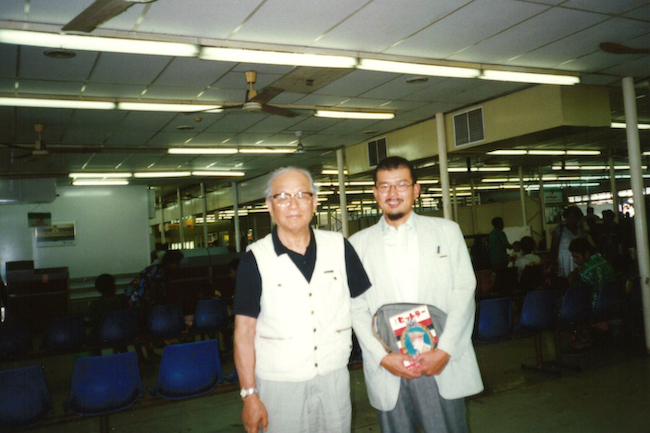 1994年、水木しげる氏とパプアニューギニアの空港にて撮影された写真