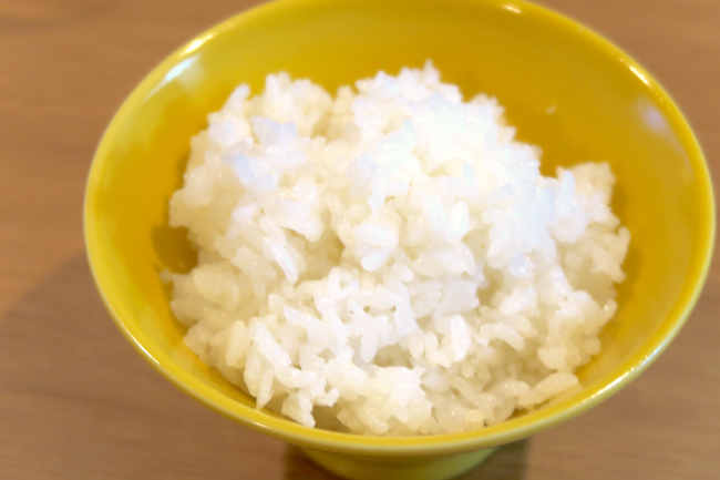 ごはんは低温から徐々に温度を上げて沸騰させるというのが、日本の米の炊き方と違ったものの、炊き上がったごはんは炊飯器とほぼ遜色ない仕上がりに。